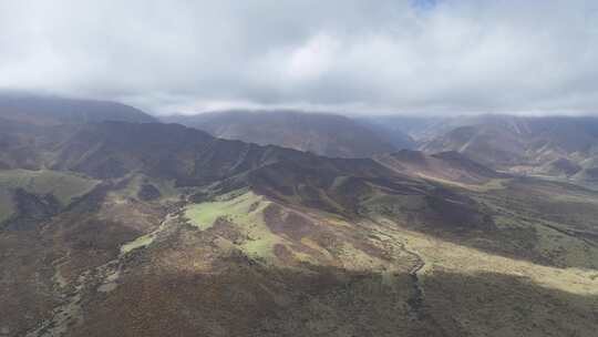 西北风光蓝天白云高山草原航拍