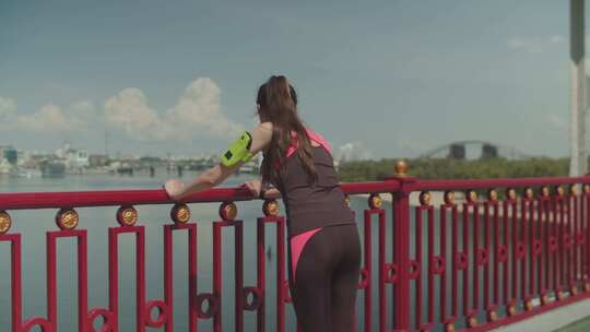 运动女性在桥上慢跑和做俯卧撑