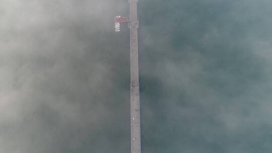 航拍青岛城市平流雾
