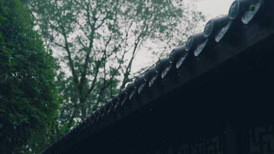 古建筑下雨