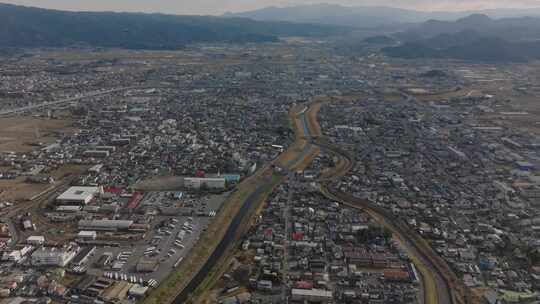 城市，房子，道路，山