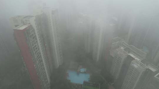 烟雨中的房地产住宅楼航拍