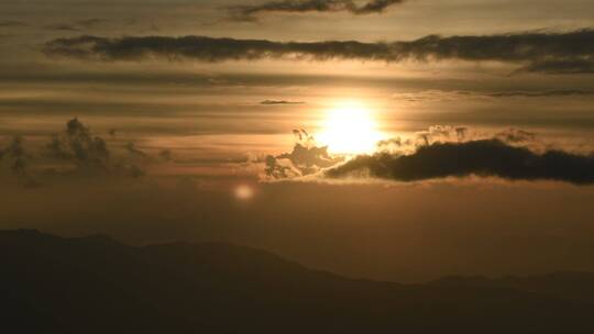 山脉金色日落的延时拍摄