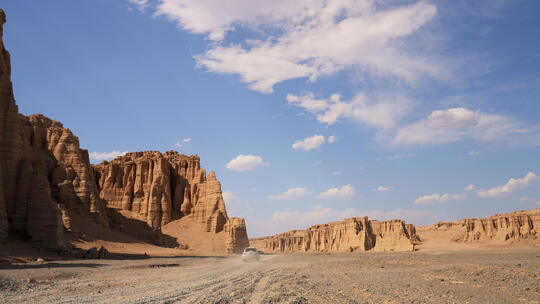 新疆哈密大海道无人区荒漠上行驶的汽车