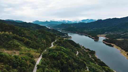 山路驾车行驶