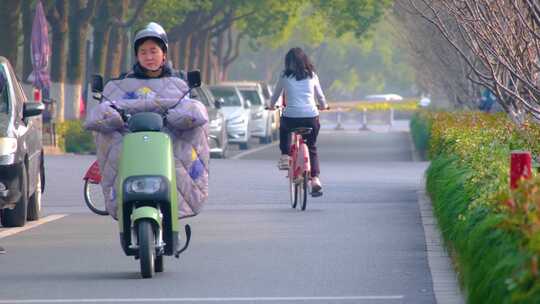 繁忙城市都市马路公路汽车车辆行驶车流行人