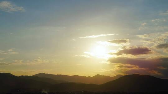 傍晚天空夕阳山日落延时黄昏山峰山脉阳光云