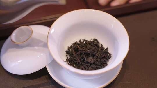盖碗中盛放的茶叶特写