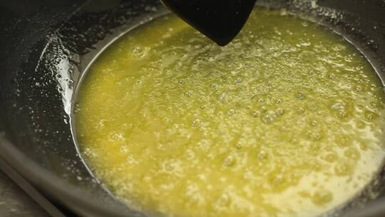 牛轧糖制作加热黄油工序视频素材