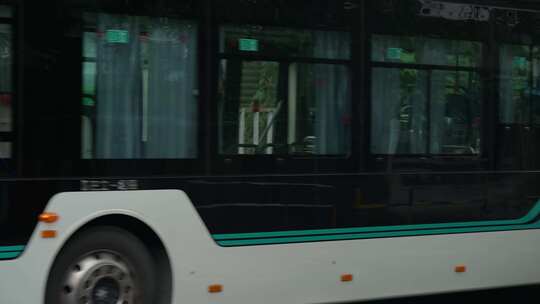行驶的公交车 公交车 低碳出行 公共交通