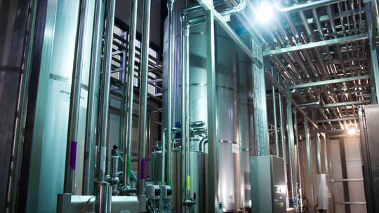 啤酒厂生产啤酒的钢管和蓄水池