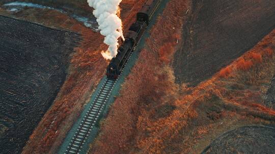 中国东北老式蒸汽机车火车日落航拍视频素材模板下载
