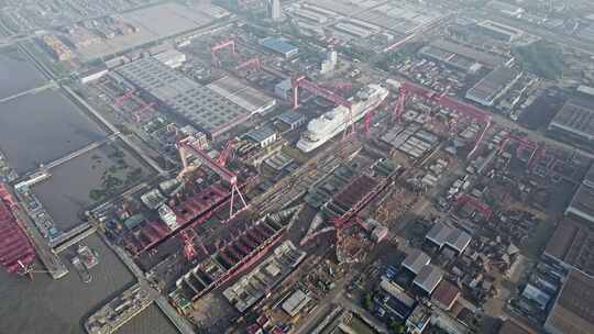 航拍大型中国造船厂海港码头