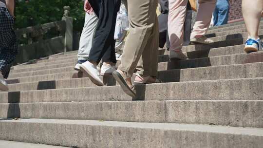 人群脚步 在台阶上的走路