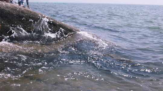 大海浪花拍打海岸