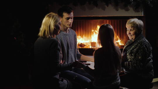 壁炉旁的家庭成员一起玩游戏