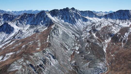 蓝天下的雪山山脉航拍