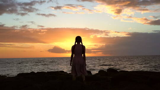 女孩独自在海边吹风看夕阳视频素材模板下载