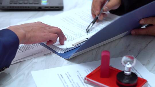 和客户交流讨论业务合同方案