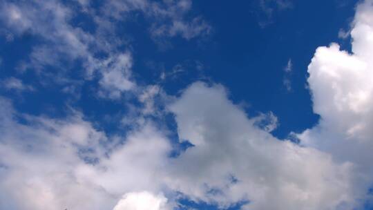 美丽的秋高气爽的蓝色的天空白云