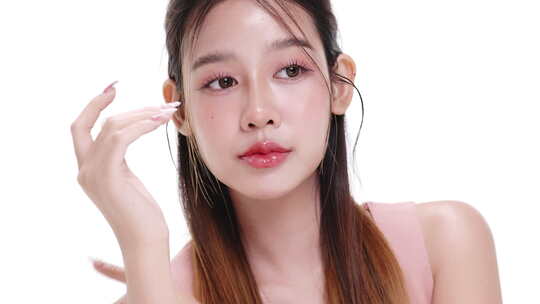 面部皮肤健康的美丽年轻亚洲女性特写肖像。