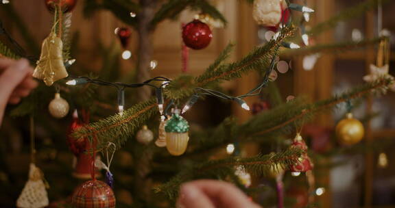 女人在家里装饰圣诞树