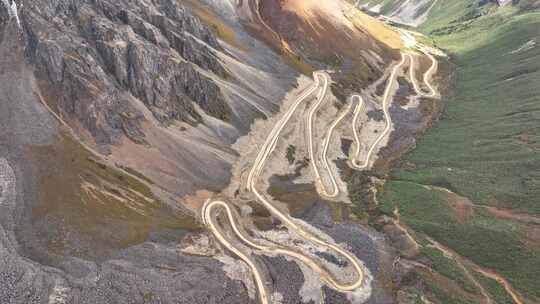 汽车行驶在崎岖危险的盘山公路