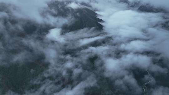 四川甘孜清晨被雾笼罩的稻城亚丁高山风景