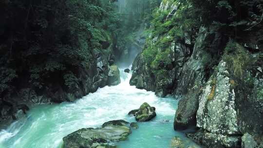 岩石山脉瀑布流水风景