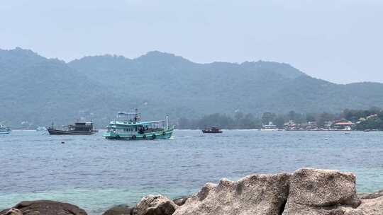 泰国岩石海岸附近经过的船只