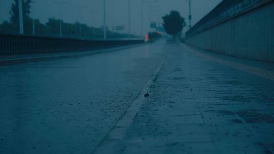 下雨夜晚路面