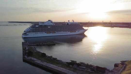 大型白色邮轮七海辉煌号抵达利耶帕亚港（拉脱维亚）的鸟瞰图