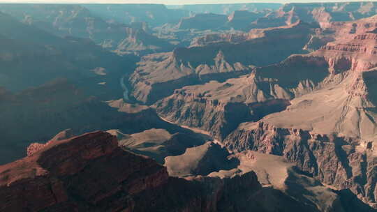 美国西南部广阔雄伟的大峡谷的标志性广角鸟瞰图。
