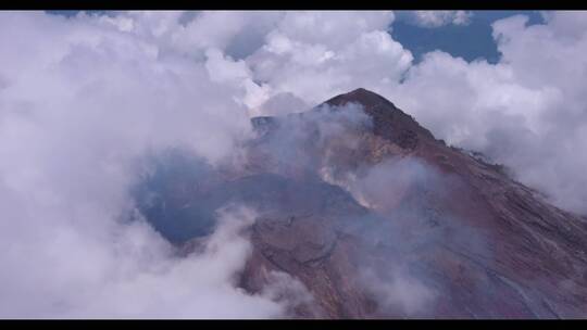 航拍浓雾覆盖的火山口