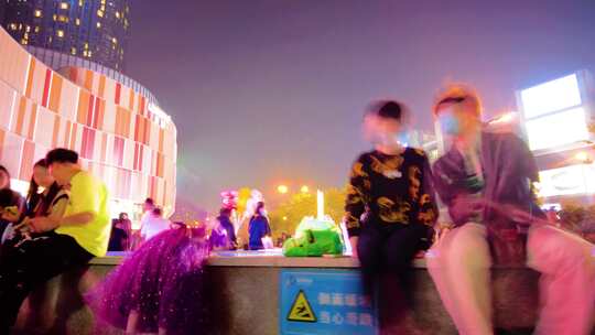 城市夜晚商场广场散步的人们人流延时夜景视视频素材模板下载