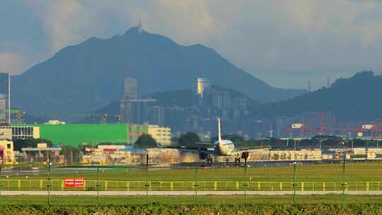 东方航空客机在深圳机场降落