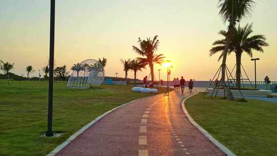海南三亚公园阳光、草坪上的市民游客与家人
