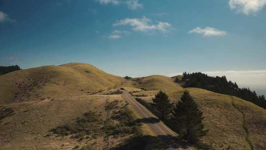 穿越起伏山丘的公路