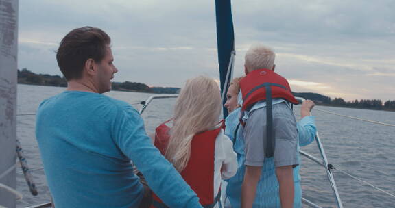 帆船上观光的一家人