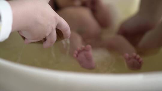 新生儿在洗澡的视频视频素材模板下载
