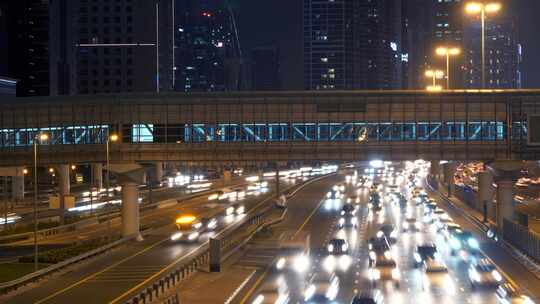 夜间明亮明亮的发光建筑物和城市道路