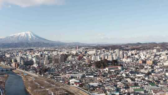 城市建筑，河流，雪山，冬季雪