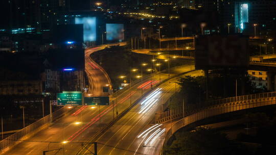 延时拍摄都市夜晚的道路