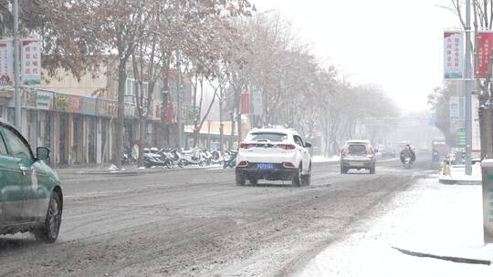 雪天的车流视频素材模板下载