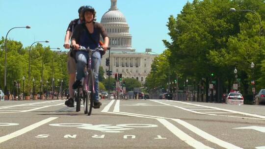 自行车沿着宾夕法尼亚大道向华盛顿特区的美国国会大厦骑去