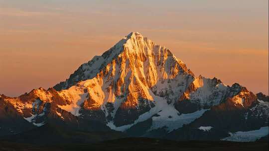 震撼日照金山雪山之巅延时风光视频
