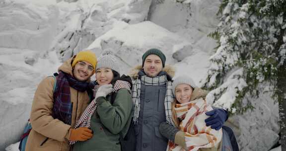 雪，朋友，看着相机，冬天