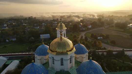 空中拍摄村庄Mezhyrich。Upc的圣三一修道院。乌克兰