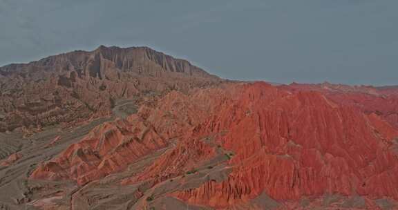 层层叠叠的红色岩层