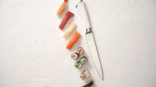 特写日本刀和寿司卷